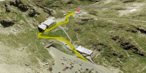 Zufahrt zum Hospiz. Fahren Sie die klein Strasse hoch. rund um das Haus hat es genügend Parkplätze.